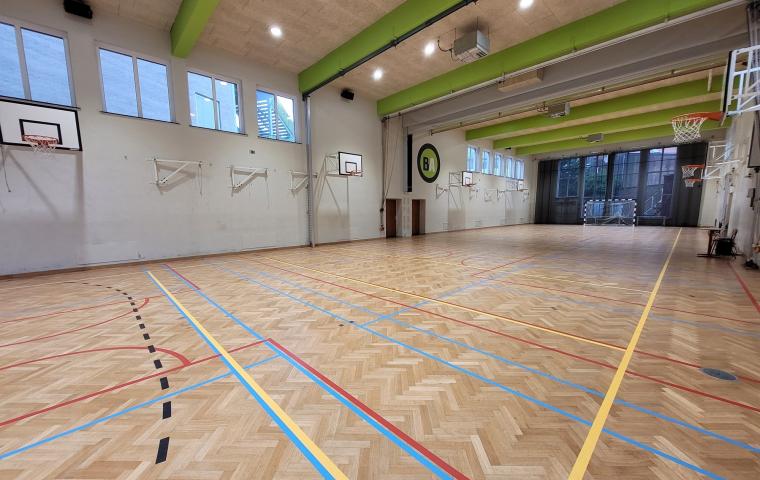 Grote sportzaal in de school Pitzemburg