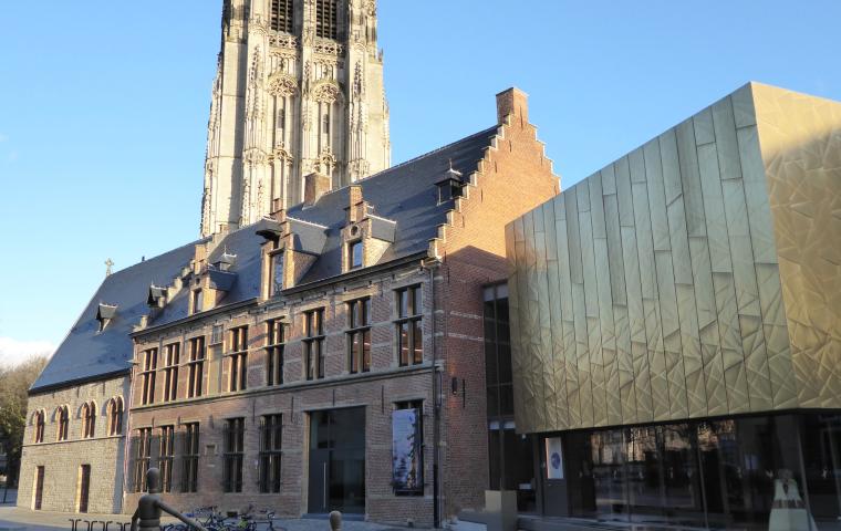 Figurentheater De Maan met de toren op de achtergrond