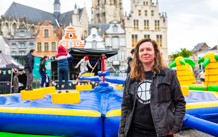 Collega poseert op Grote Markt