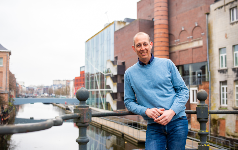 Collega poseert op Hoogbrug