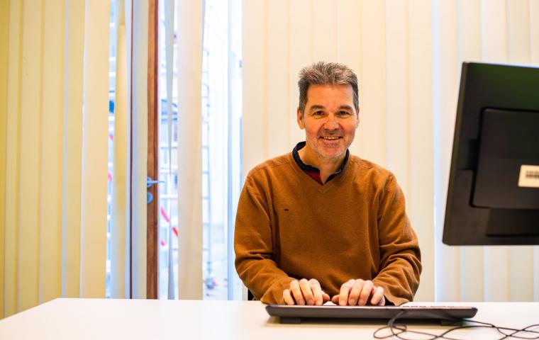 Collega poseert op werkvloer
