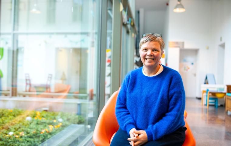 Collega poseert in Sociaal Huis