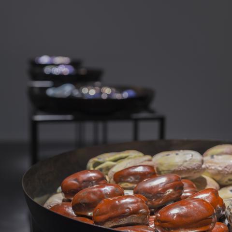 Een schotel met iets dat lijkt op grote bonen