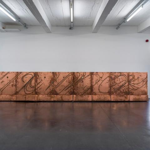 Bronzen constructie in witte ruimte 