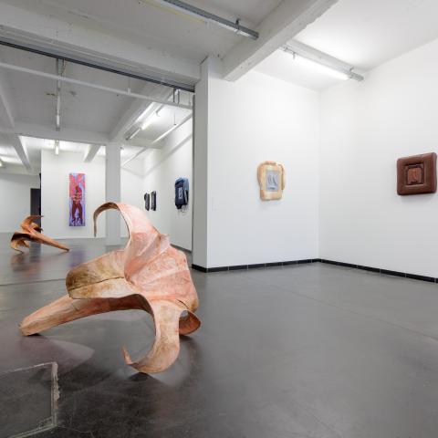 iets dat lijkt op een de stamper (van een bloed) in het midden van een ruimte 