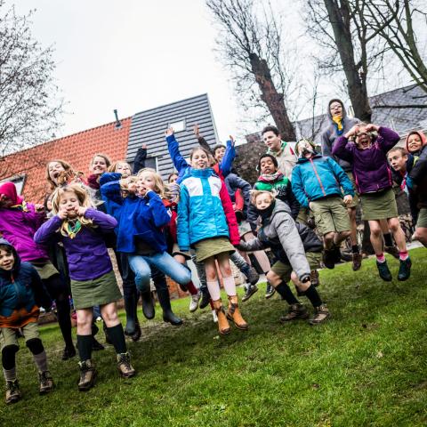Een groep kinderen amuseert zich op de jeugdbeweging.