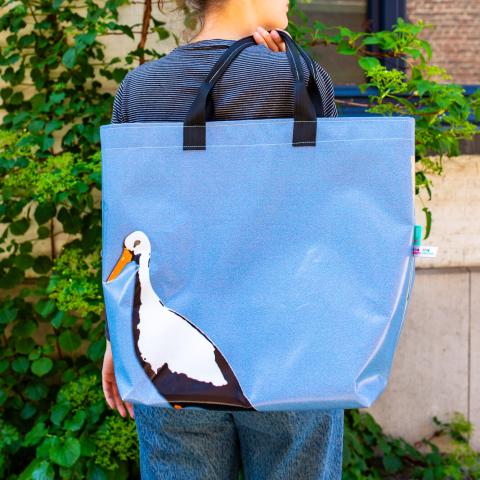 Een unieke tas gemaakt van promomateriaal door AMAi
