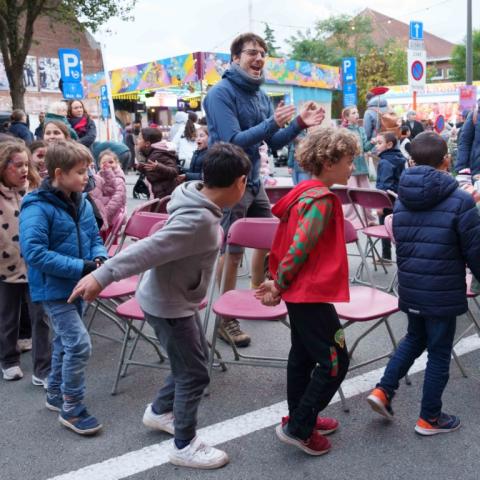 Kinderen in wijk Arsenaal die een stoelendans doen