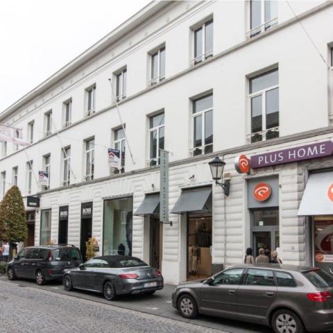 De kantoorgebouwen in de Graaf van Egmontstraat. Deze behoren ook tot het project. 