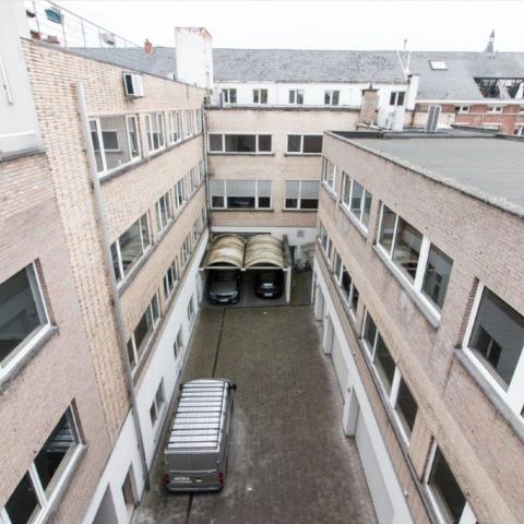 Luchtfoto van de achterzijde van de site. 