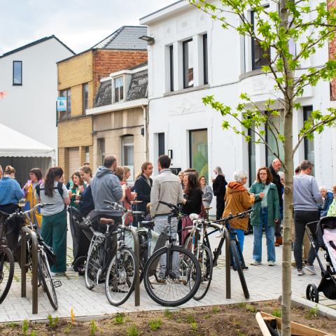 Bewoners vieren de vernieuwde Paardenkerkhofstraat tijdens het buurtfeest