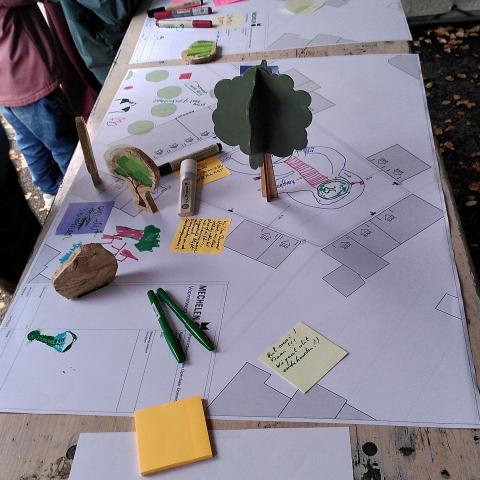 tekeningen en knutselwerkjes met ideeën voor een nieuwe inrichting van het verkeerspleintje in de Kadodderstraat