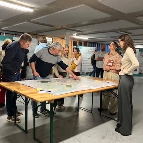 Geïnteresseerden bespreken de plannen van Douaneplein.