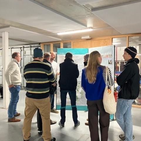 Geïnteresseerden bespreken de plannen van Douaneplein.