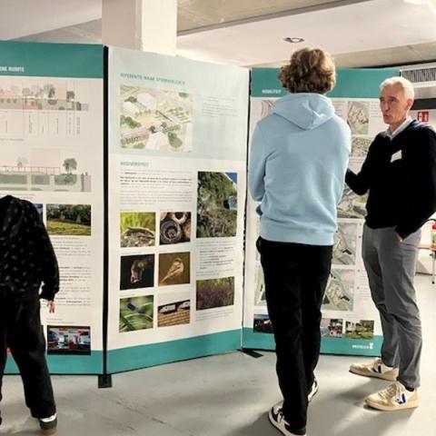 Geïnteresseerden bespreken de plannen van Douaneplein.