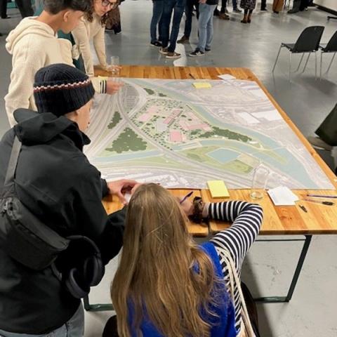 Geïnteresseerden bespreken de plannen van Douaneplein.