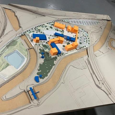 Geïnteresseerden bespreken de plannen van Douaneplein.