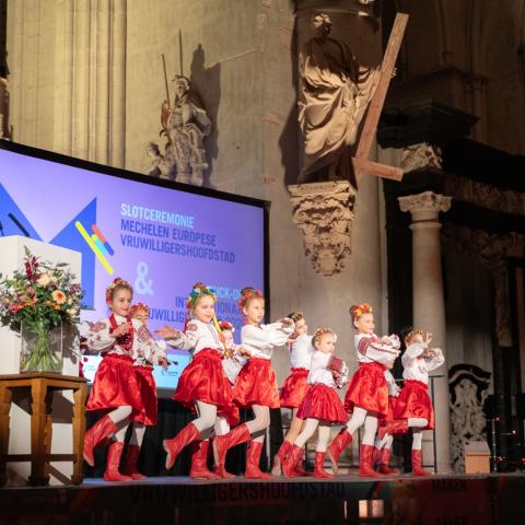 Een dansgroep met kinderen tijdens en event in de kathedraal