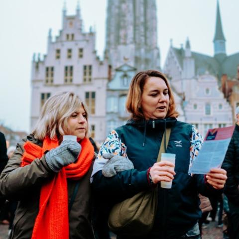 Mechelaars die het Vrijwilligerslied zingen tijdens de nieuwjaarsdrink op de Grote Markt