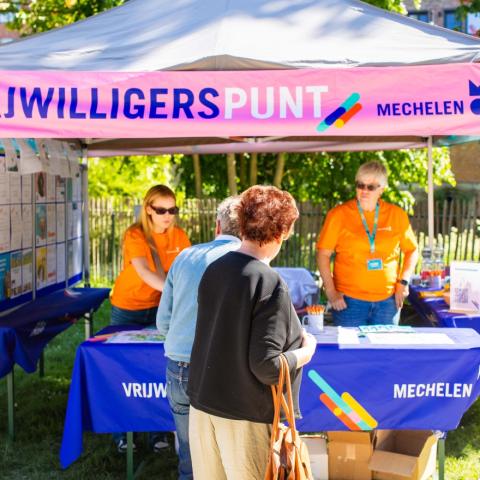 Infostand Vrijwilligerspunt tijdens het Vrijwilligersfestival