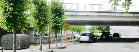 Guido Gezellebrug met bomen en geparkeerde wagens