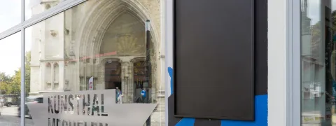 Scherm aan de ingang van Kunsthal Mechelen 