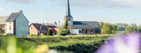Foto van de kerk van Heffen met bloesem op de voorgrond