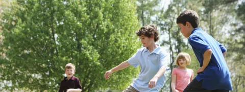 Kinderen voetballen samen buiten