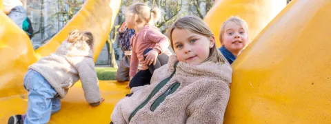 Kinderen spelen op het gele manneke tijdens buitenspeeldag
