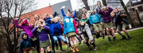 Een groep kinderen amuseert zich op de jeugdbeweging.