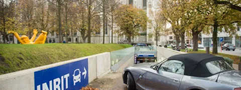 Auto's rijden parking Kathedraal in.