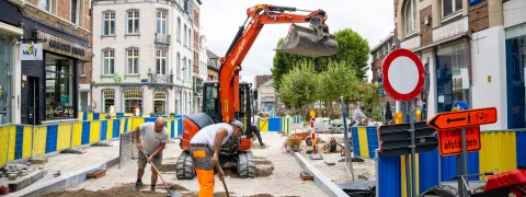 Werkmannen werken aan de heraanleg van de vijfhoek in Mechelen.