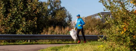 Zwerfvuilvrijwilliger Xavier plogt in de natuur en ruimt zwervuil op.