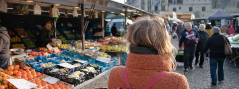 Mensen lopen tussen de kramen van de zaterdagmarkt.