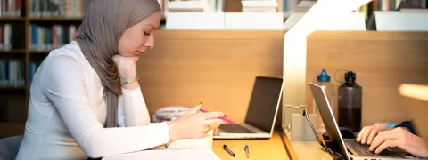Een student studeert voor haar examens in Het Predikheren.
