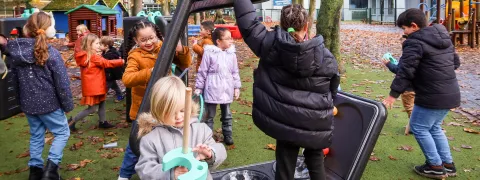 Kinderen spelen met de Hop up speeltoestellen van BO&A Mechelen.