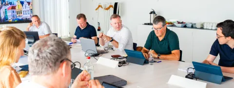 Bart Somers en de leden van het college aan tafel