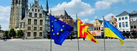 De vlaggen van Europa, Mechelen en Oekraïne wapperen op de Grote markt in Mechelen.