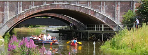 Kajakkers op de Binnendijle onder een spoorwegbrug