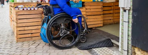 Rolstoelgebruiker aan hellend vlak