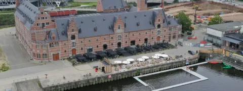 Het keerdok met zwemzone ligt naast hotel Van der valk