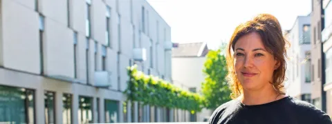 Collega poseert in centrum